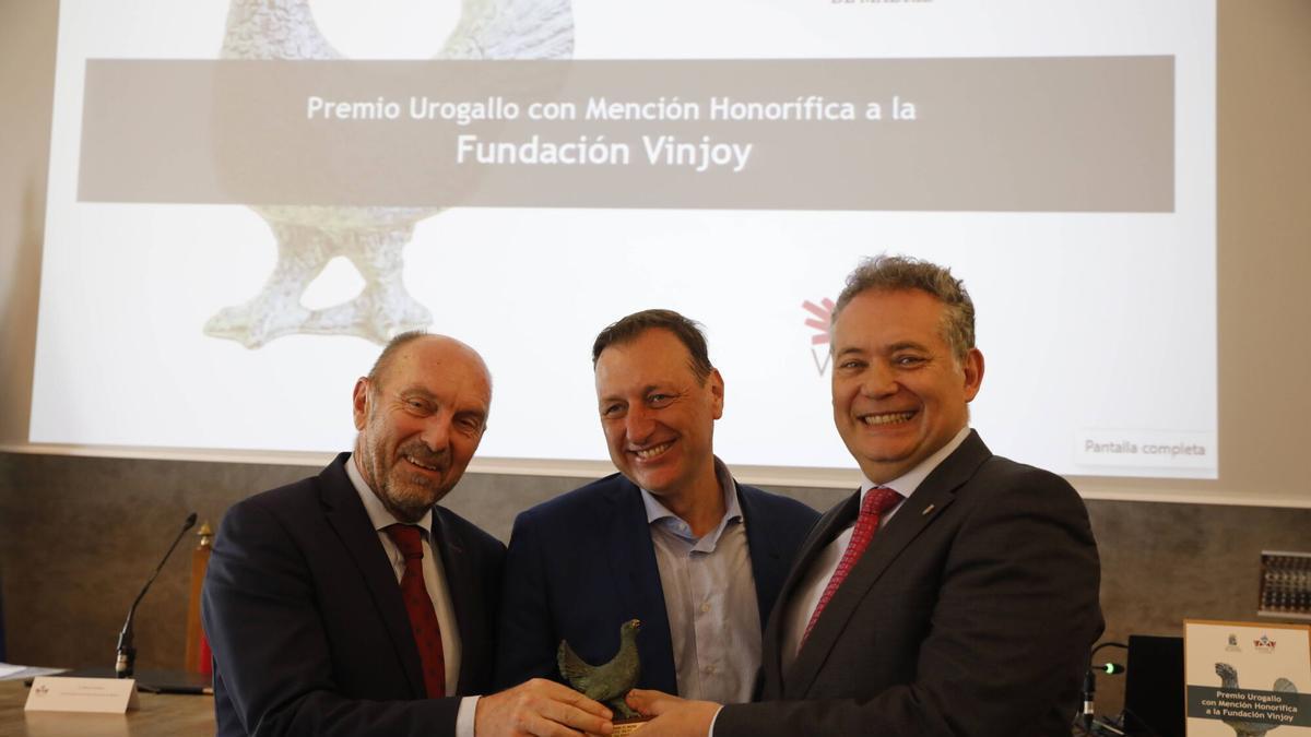 Por la izquierda, Juan Cofiño, Alfonso Estébanez y Adolfo Rivas, en el RIDEA, sostienen el premio "Urogallo".
