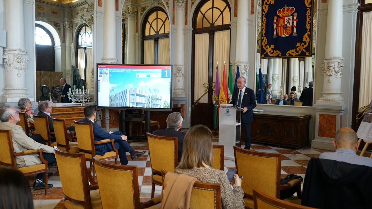 Francisco de la Torre, en rueda de prensa en el Salón de los Espejos del Ayuntamiento de Málaga.