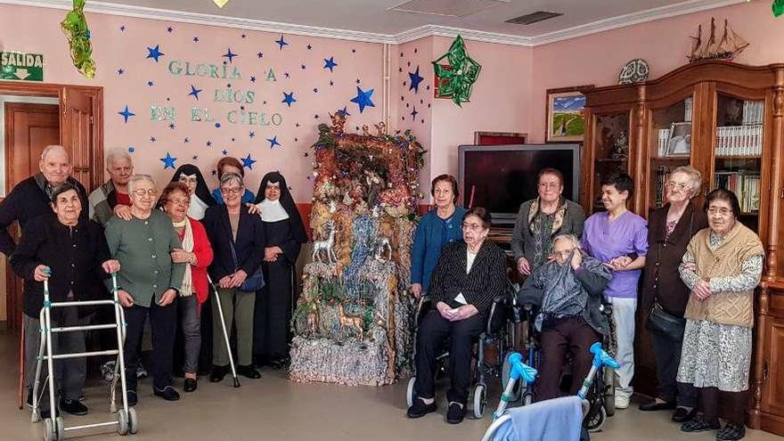 Grupo de residentes, con la madre superiora, sor Carmen y la terapeuta Cristina Esmerode. // E.G.