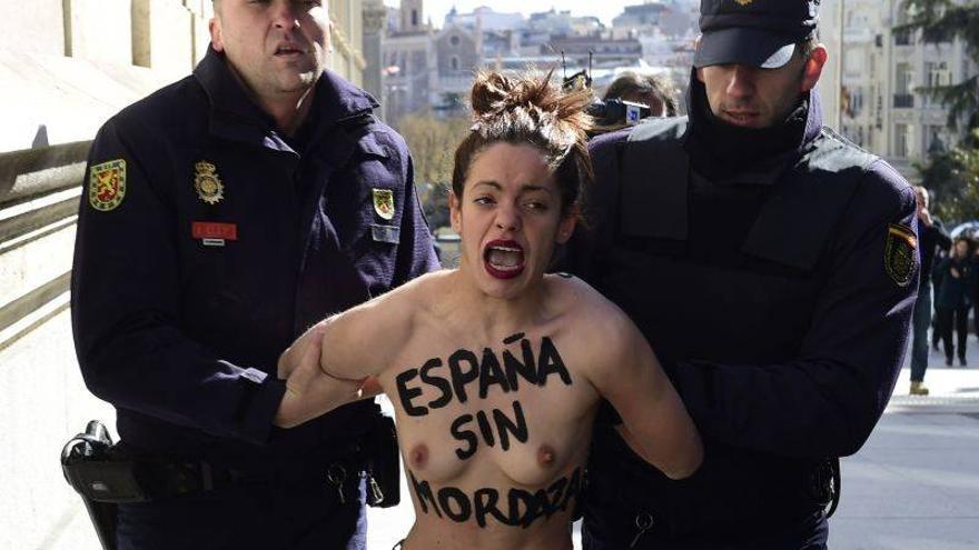 Las Femen protestan ante el Congreso