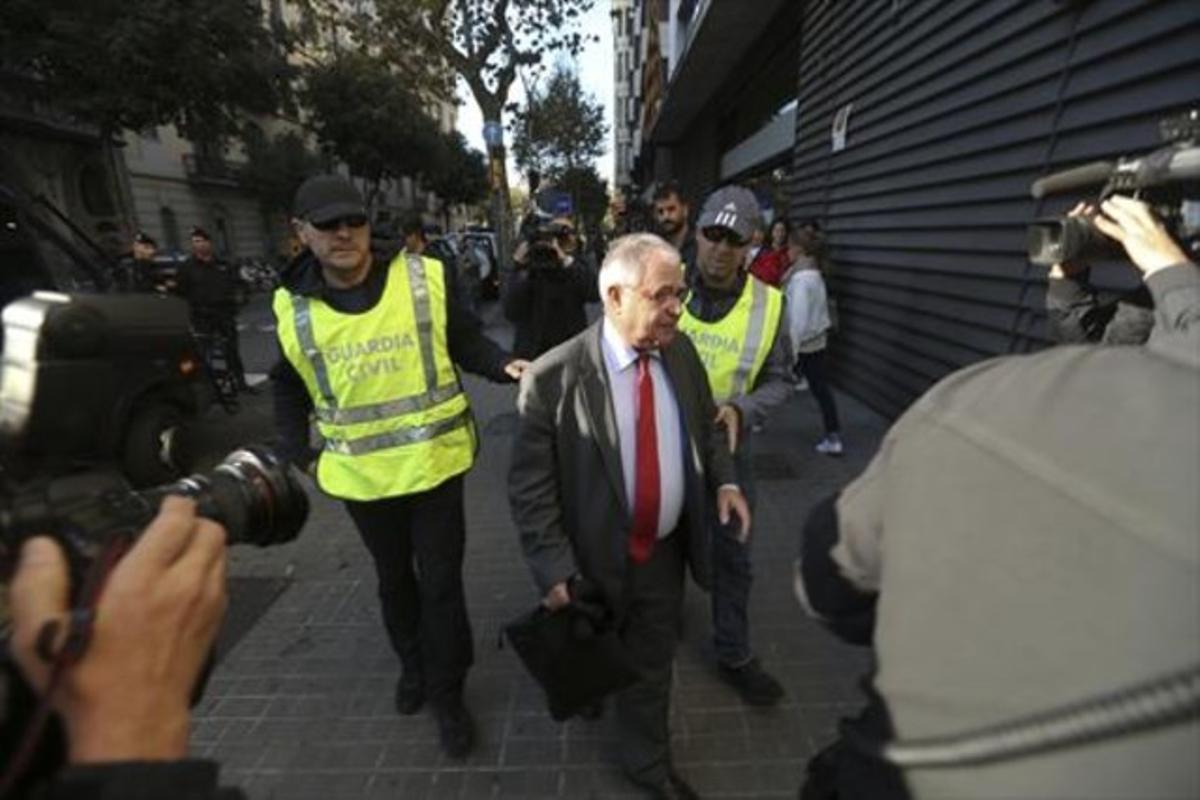 Andreu Viloca arriba a la seu de CDC dijous passat per participar en el registre judicial.