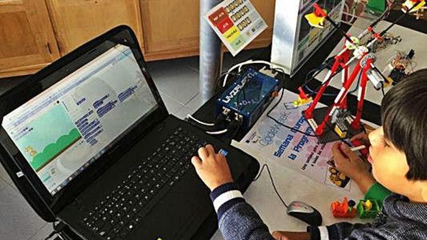 Un alumno elabora un proyecto con el ordenador.