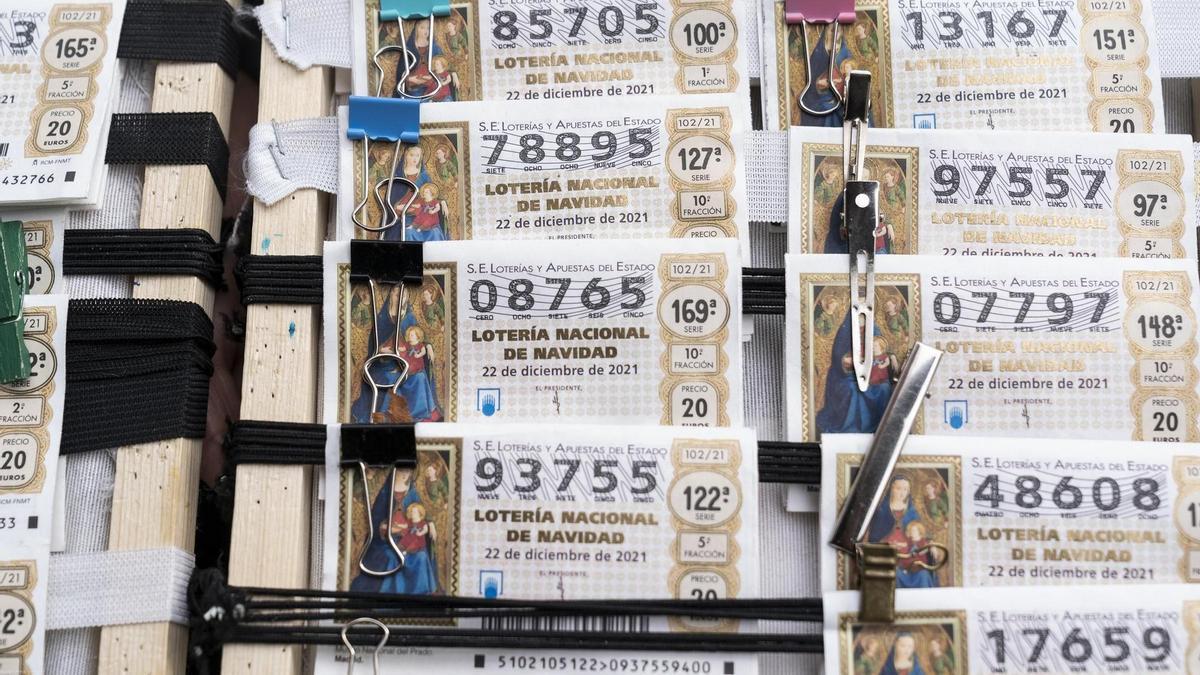 Varios décimos de la administración de lotería Doña Manolita, en Madrid