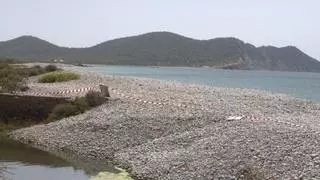 Los vertidos atribuidos al aeropuerto obligan a mantener la playa de es Codolar cerrada a los bañistas