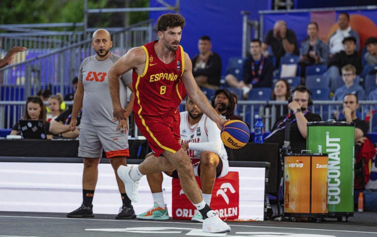 Por la izquierda, Carlos Martínez con la selección española de 3x3 y en un partido del Oviedo Baloncesto.