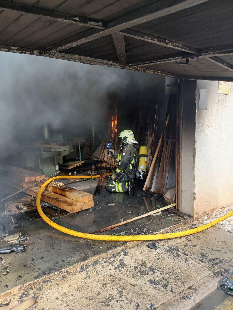 Los Bombers de Mallorca apagan el fuego de la carpintería