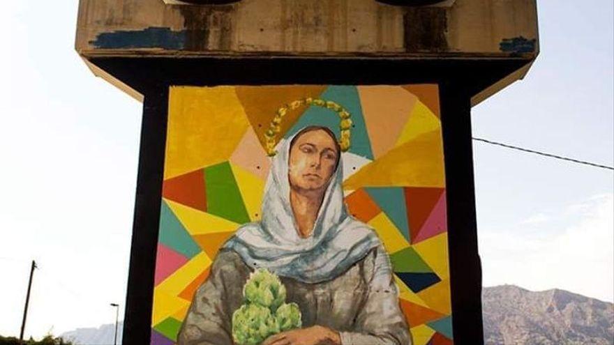 &quot;La Virgen de los Alcasiles&quot;, uno de los murales que aprovecha los pilares del acueducto a su paso por la huerta de Orihuela