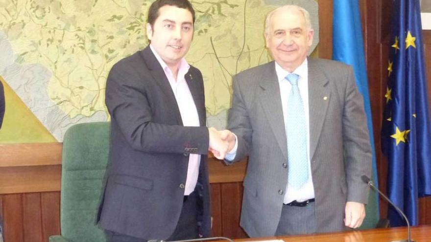 Gerardo Sanz y Vicente Gotor tras la firma del convenio.