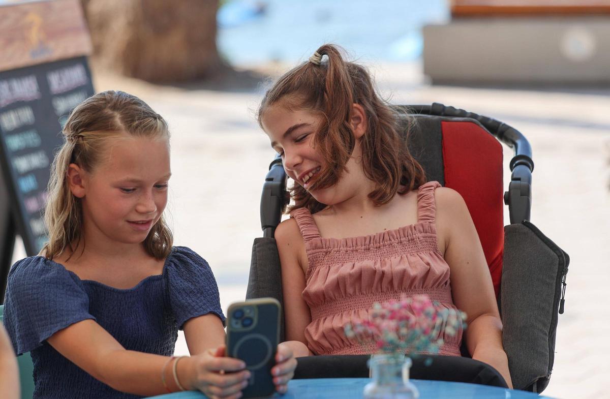 Seanna y Abril: El 'hit' de dos niñas para que residentes y turistas no ensucien la isla Seanna y Abril: El 'hit' de dos niñas para que residentes y turistas no ensucien la isla