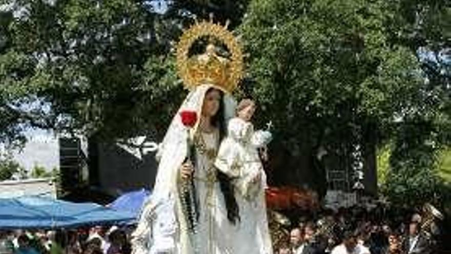 La Virgen, en procesión. // Bernabé