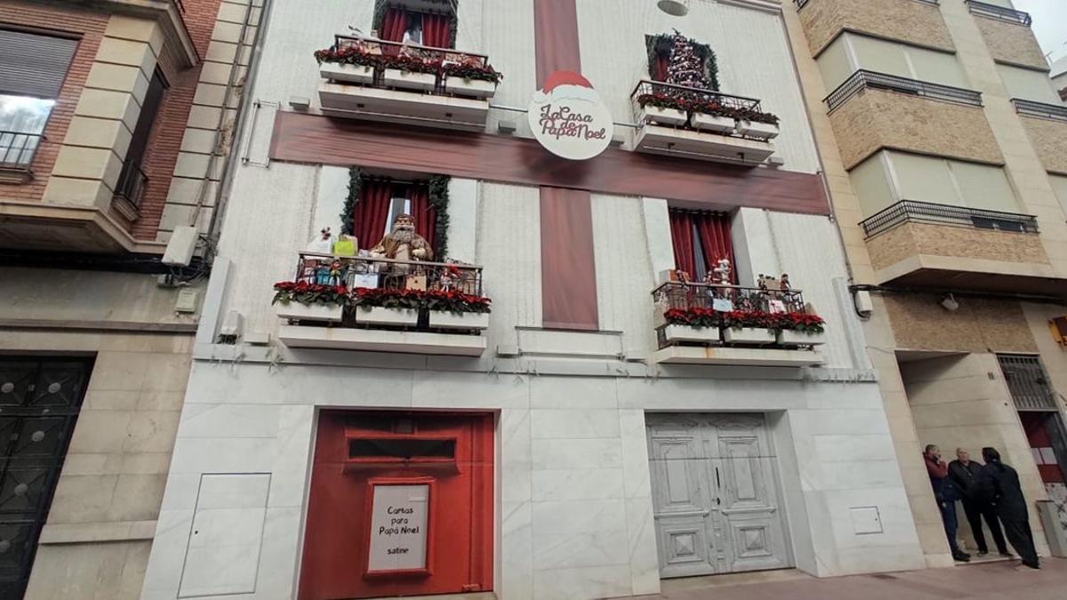 En la calle Mayor de Burriana ya está toda la decoración preparada para recibir a Papá Noel.