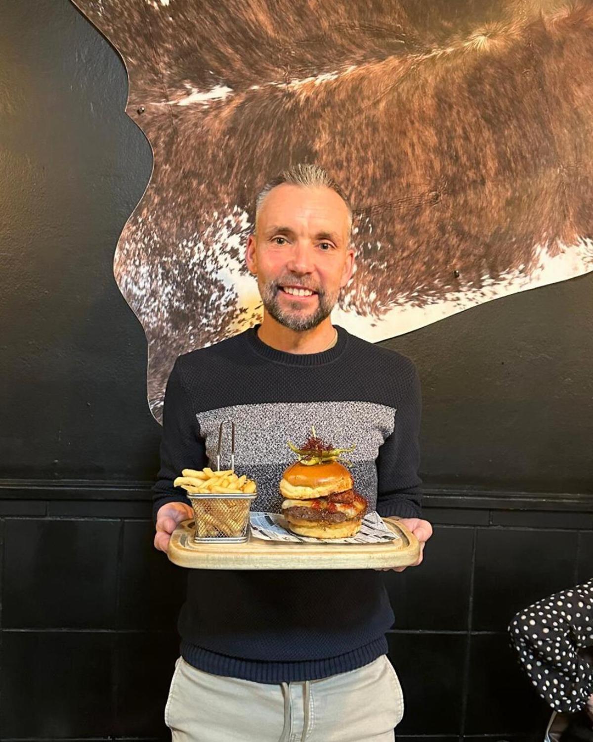 Héctor Moro, con la hamburguesa que le dedicó el establecimiento.