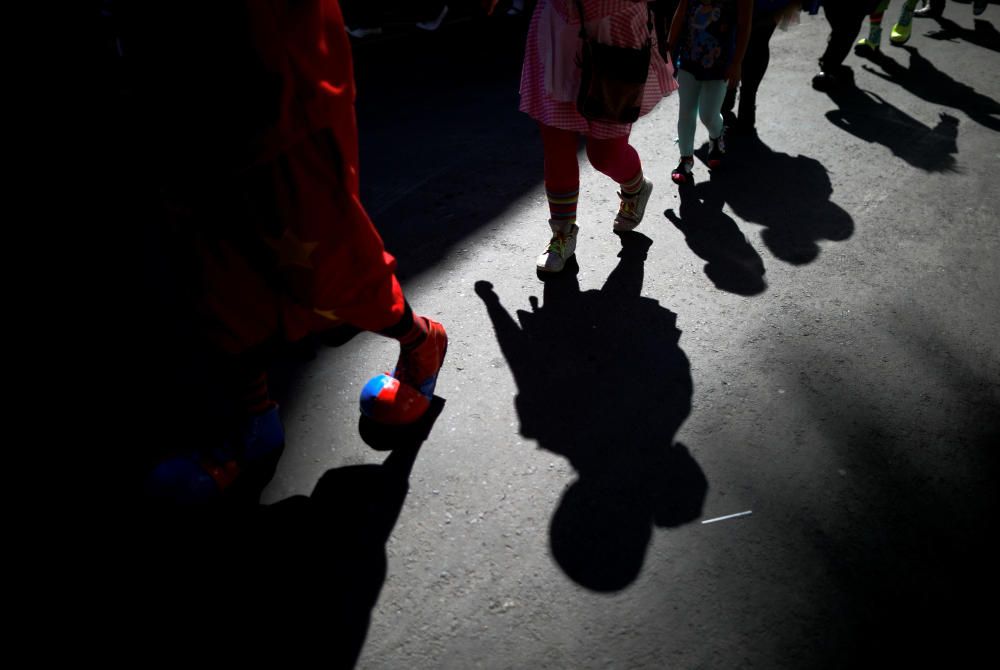 Payasos salvadoreños participan en un desfile.