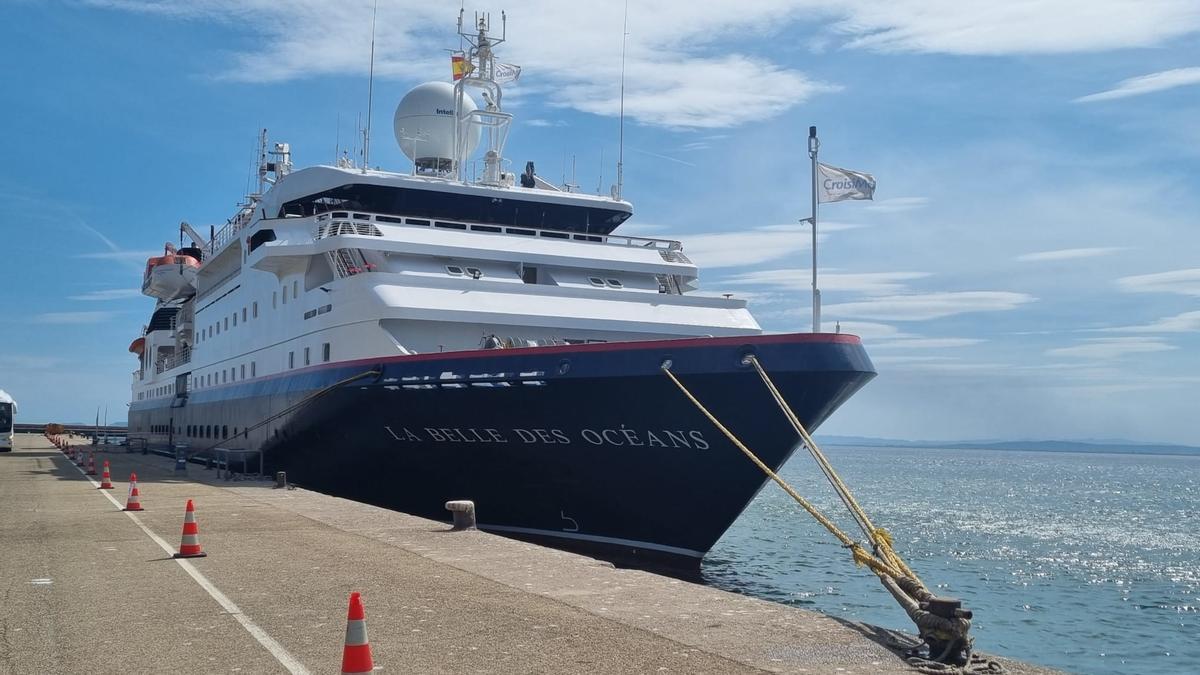 El creuer La Belle des Océans fent escala al port de Roses