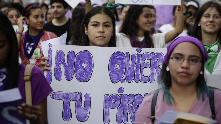 Una mujer porta en una manifestación un cartel que reza ‘no quiero tu piropo&#039;.