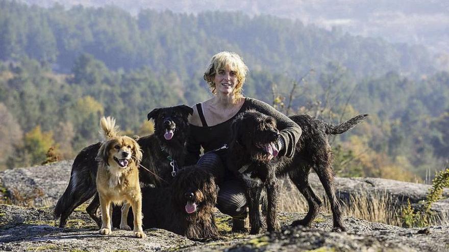 Alicia V. Carpentier con sus perros en Pereiro de Aguiar durante este puente festivo. // Brais Lorenzo