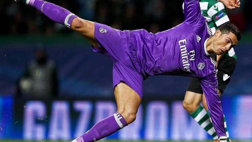 Cristiano Ronaldo intenta no caerse, en un momento del encuentro de ayer. // Tiago Petinga