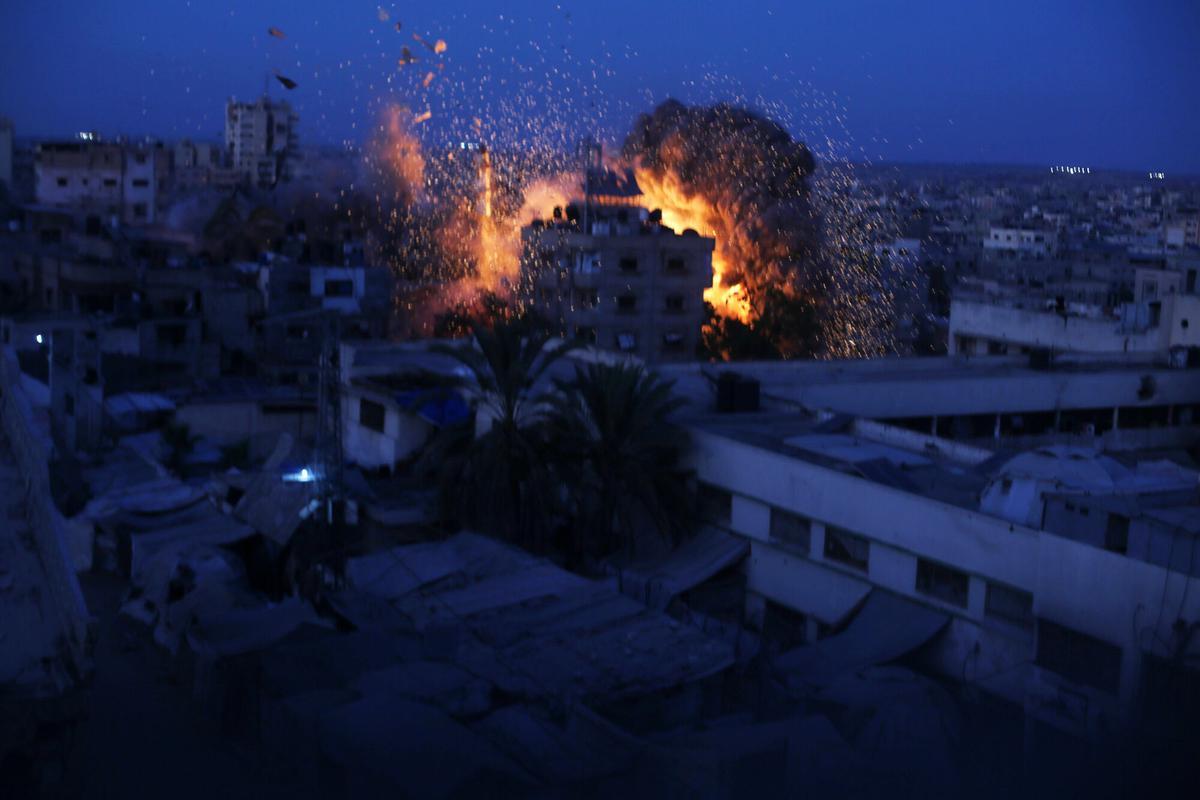 Llamas y humo tras el nuevo bombardeo israelí en Gaza