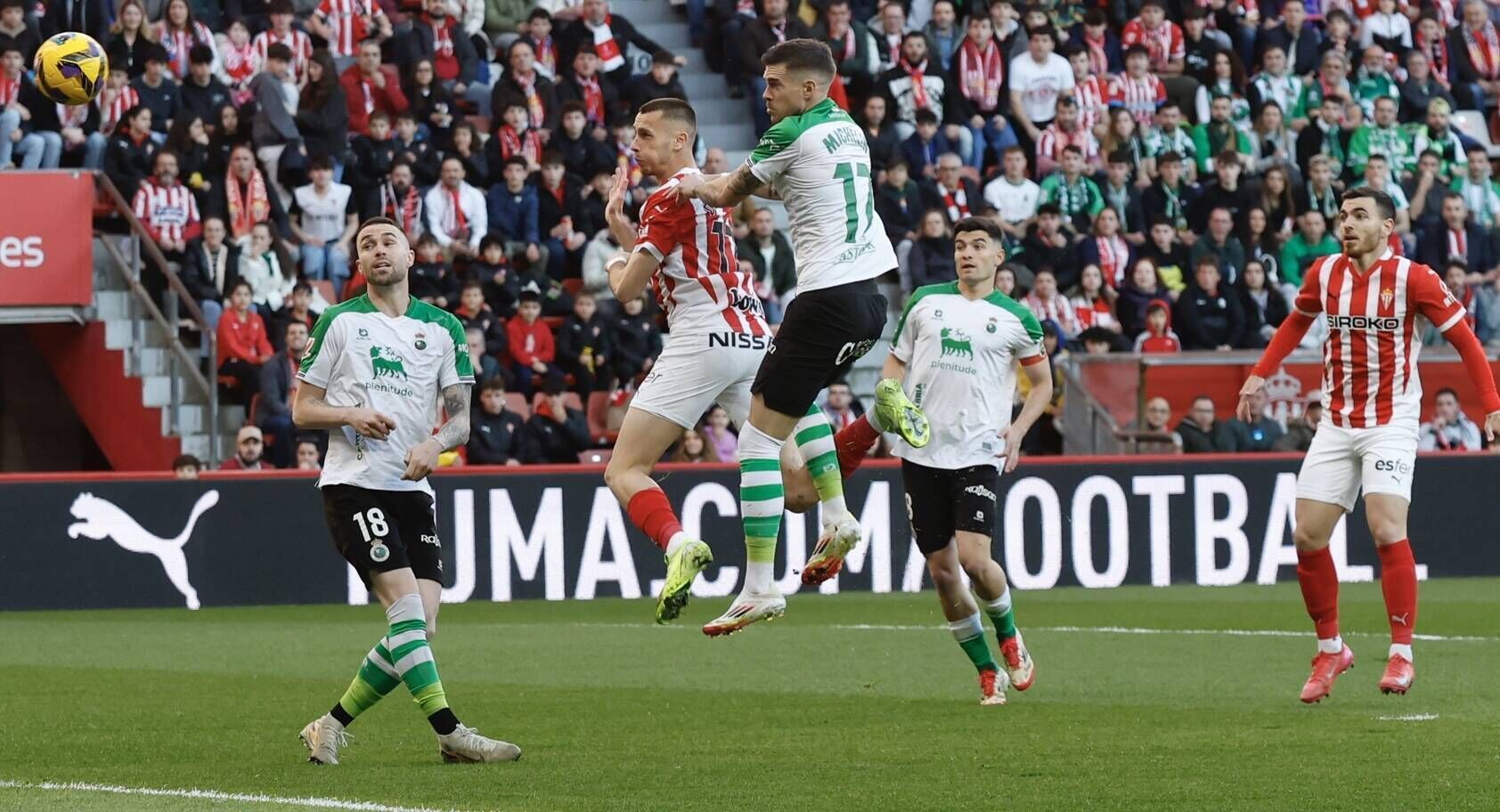 EN IMÁGENES: Ambientazo en el Sporting-Racing de Santander disputado en El Molinón