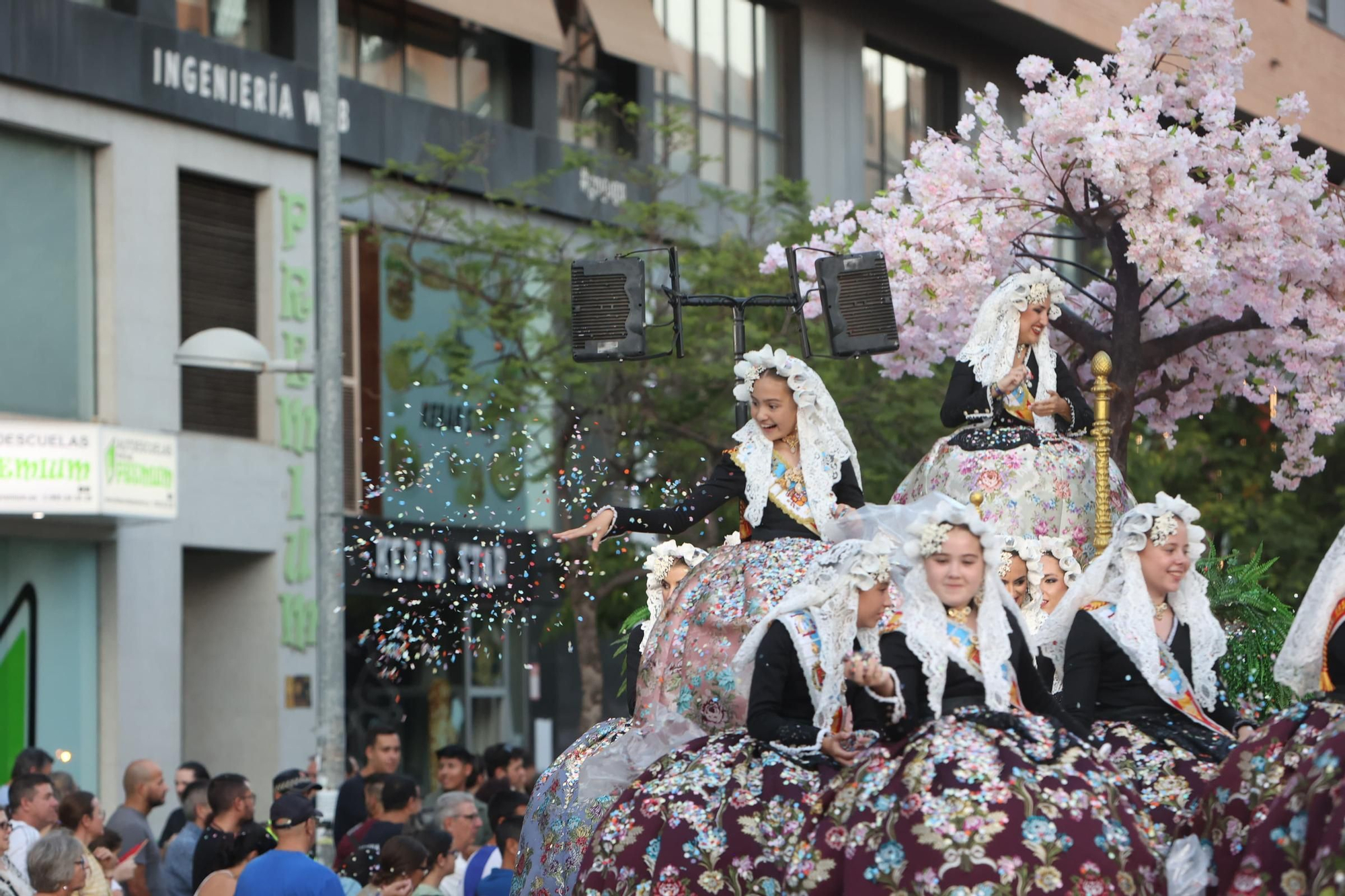 El Coso Multicolor llena Alicante de color en su nuevo recorrido
