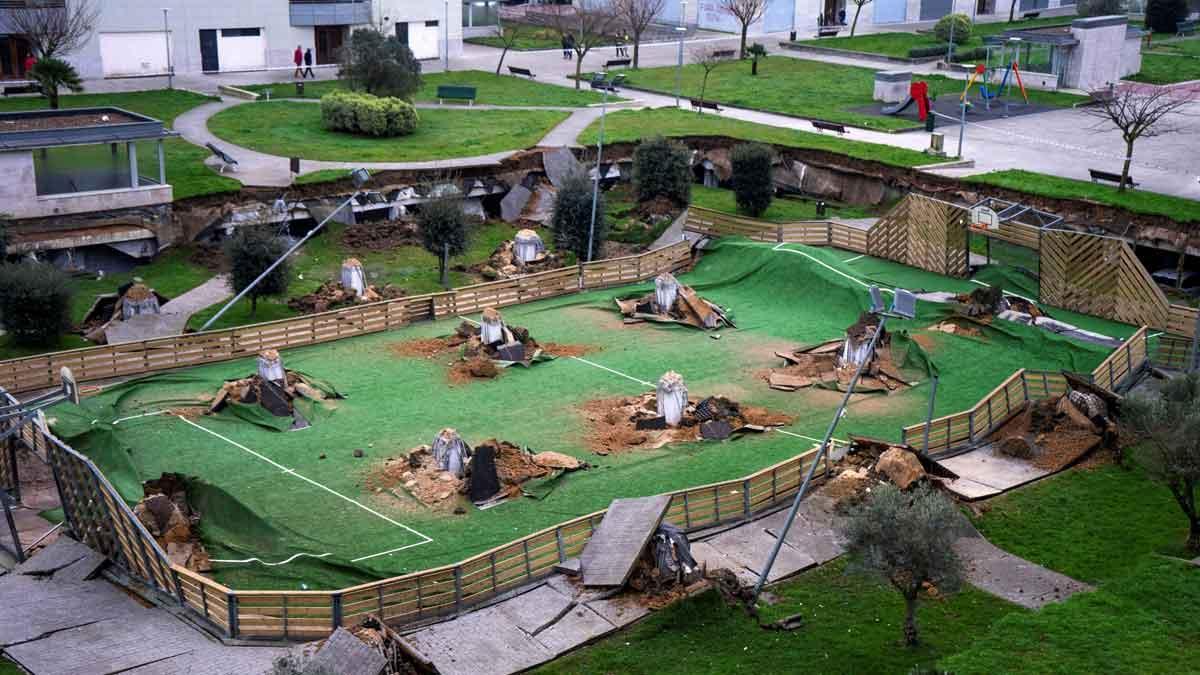 Un parque se hunde sobre el párking de una urbanización de Santander