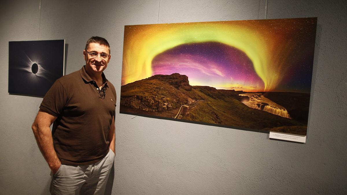 El astrofotógrafo figuerense Juan Carlos Casado en una exposición de sus trabajos.