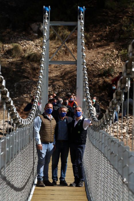 Inauguran el puente colgante de El Saltillo, en la Axarquía