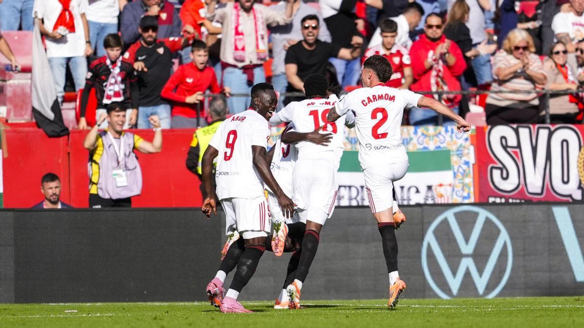 Batista Mendy celebra un gol durante el partido de LaLiga EA Sports, disputado entre el Sevilla FC y el Real Oviedo en el estadio Ramón Sánchez-Pizjuán