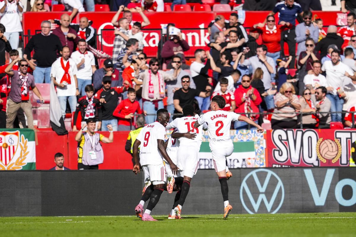 Batista Mendy celebra un gol durante el partido de LaLiga EA Sports, disputado entre el Sevilla FC y el Real Oviedo en el estadio Ramón Sánchez-Pizjuán