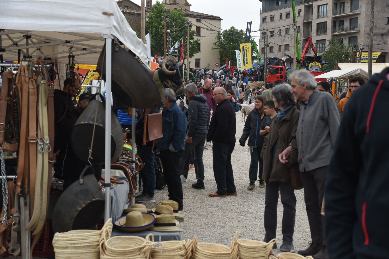 La Fira de Sant Isidre de Solsona obre amb ambient, però pendent del cel