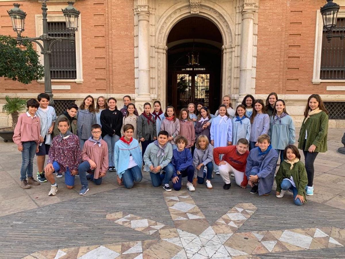 Los infantiles de Seu Xerea Mercat en la puerta del Palacio Arzobispal