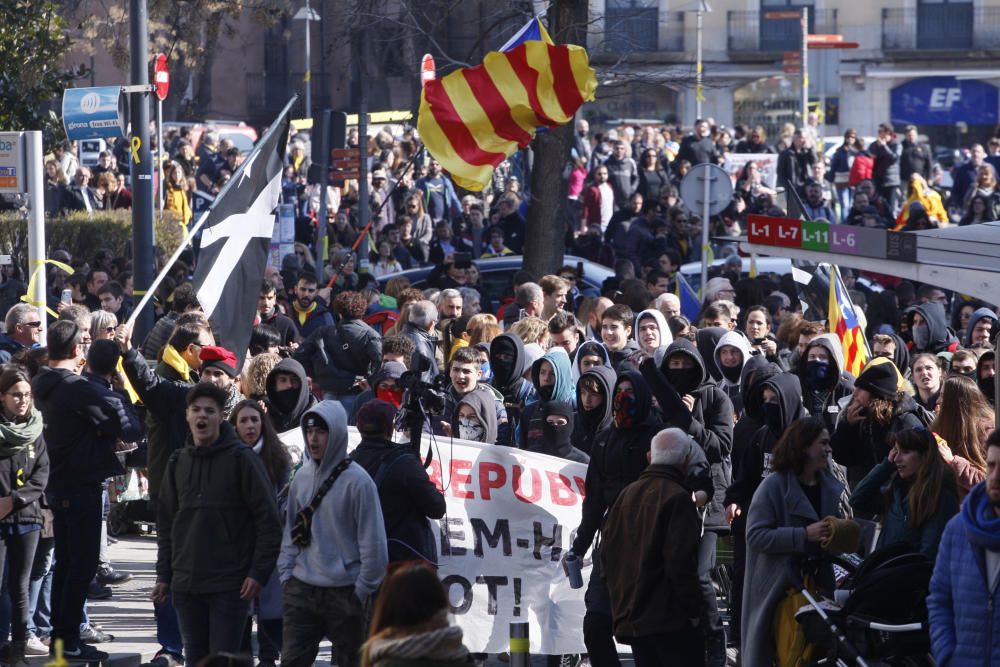 Concentració multitudinària a la seu de la Generalitat de Girona per reclamar la llibertat dels presos