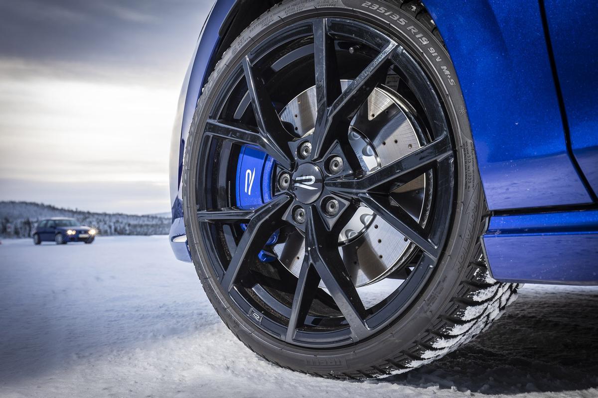 Los Golf R empleados equipaban neumáticos de invierno y los espectaculares dobles salidas de escape Akrapovic