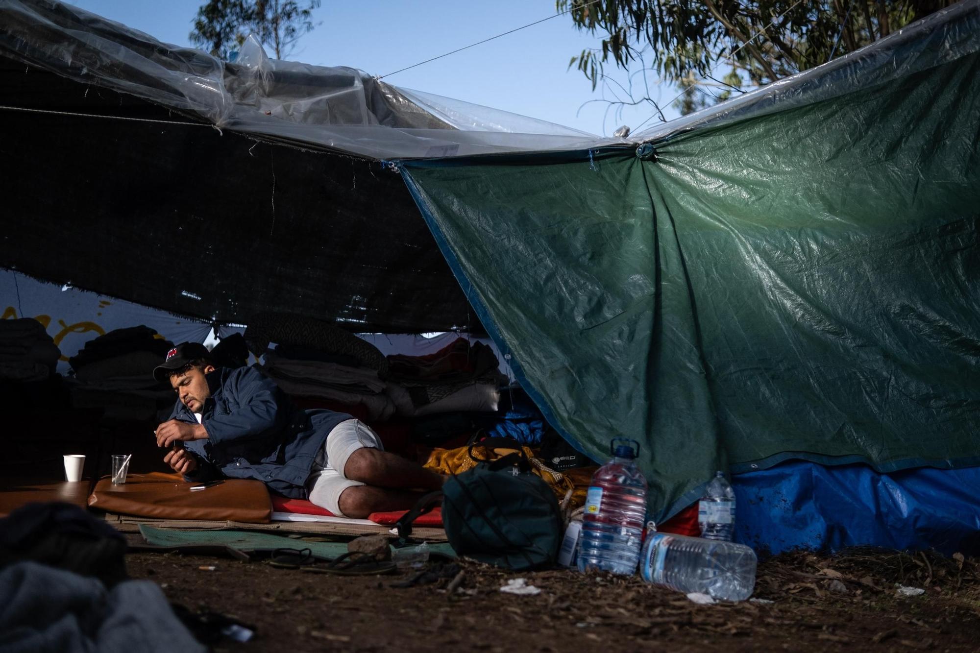 Visita de la eurodiputada Sira Rego al campamento de Las Raíces.