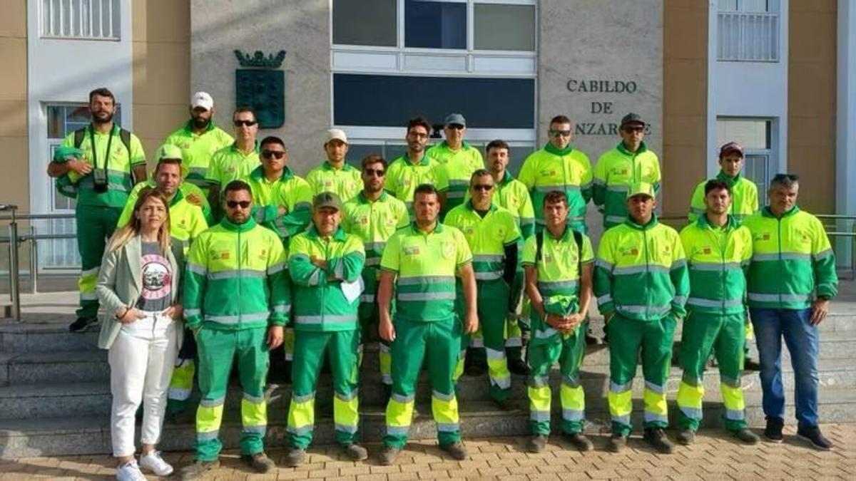 Trabajadores del servicio de carreteras del Cabildo de Lanzarote.