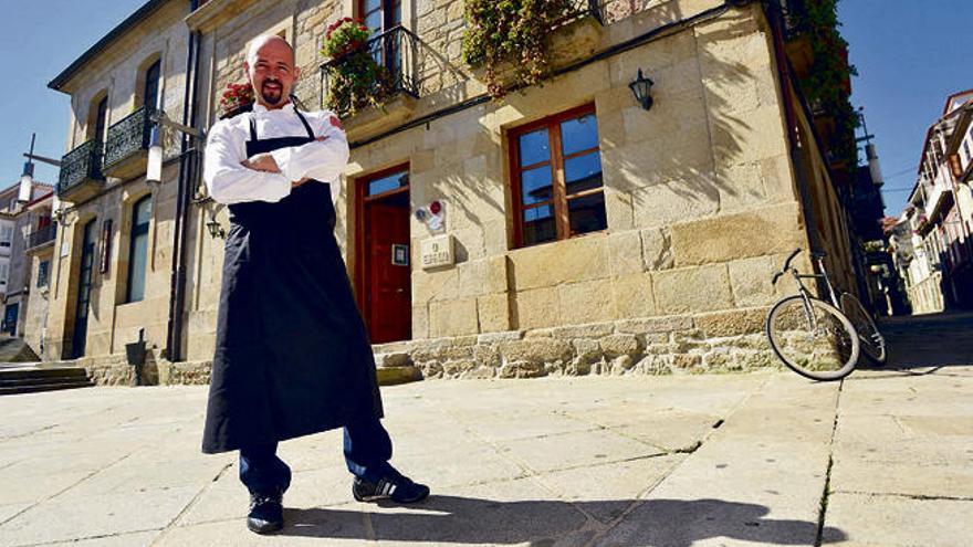 Iñaki Bretal frente a su restaurante en Praza da Leña // Gustavo Santos