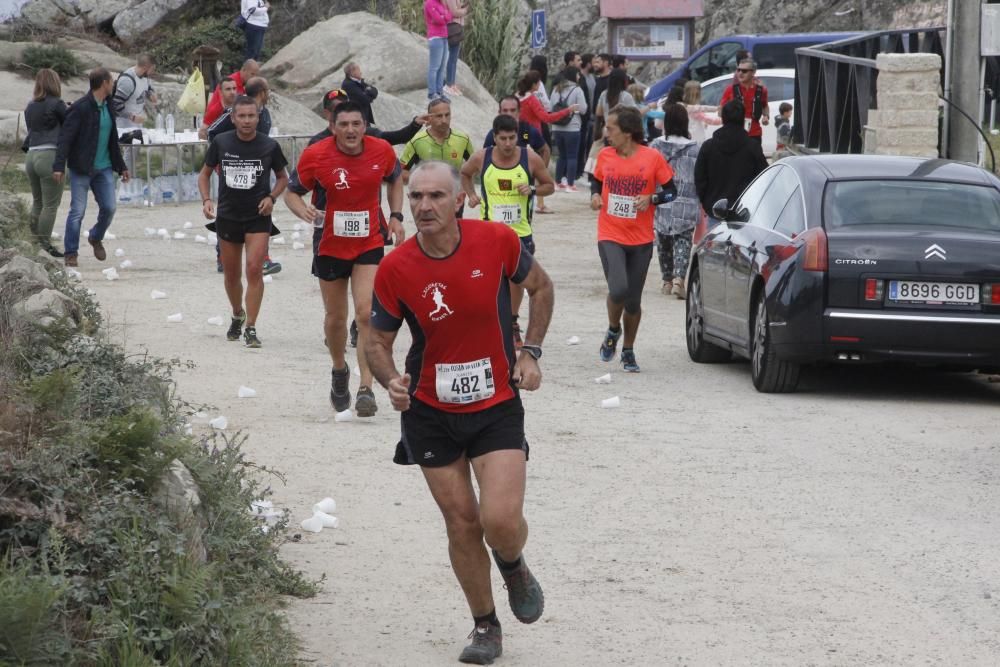 Más de medio millar de corredores completaron el espectacular y exigente recorrido de 21 kilómetros por la Costa da Vela de Cangas.