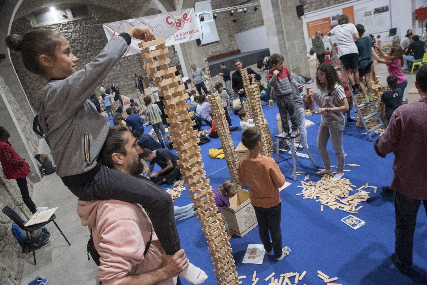 Les imatges del primer dia de l'activitat Kapla al Museu de l'Aigua i el Tèxtil