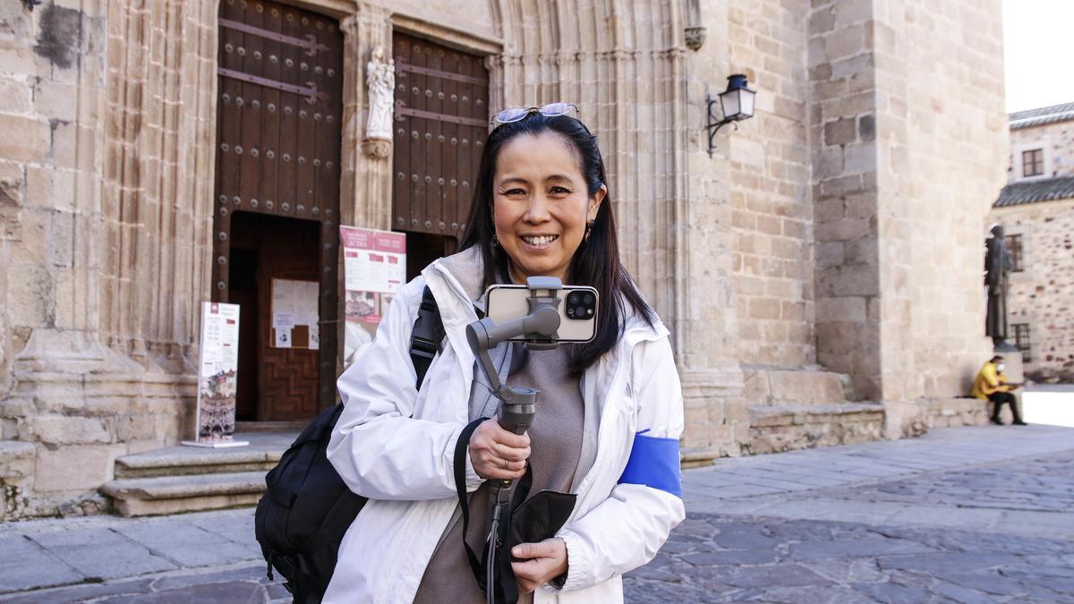 La periodista japonesa Mariko Ogura posa para El Periódico Extremadura en su visita a Cáceres.