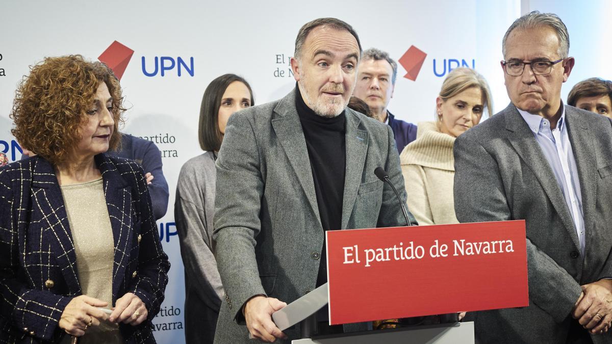 El presidente de UPN, Javier Esparza, en el centro, durante la rueda de prensa.