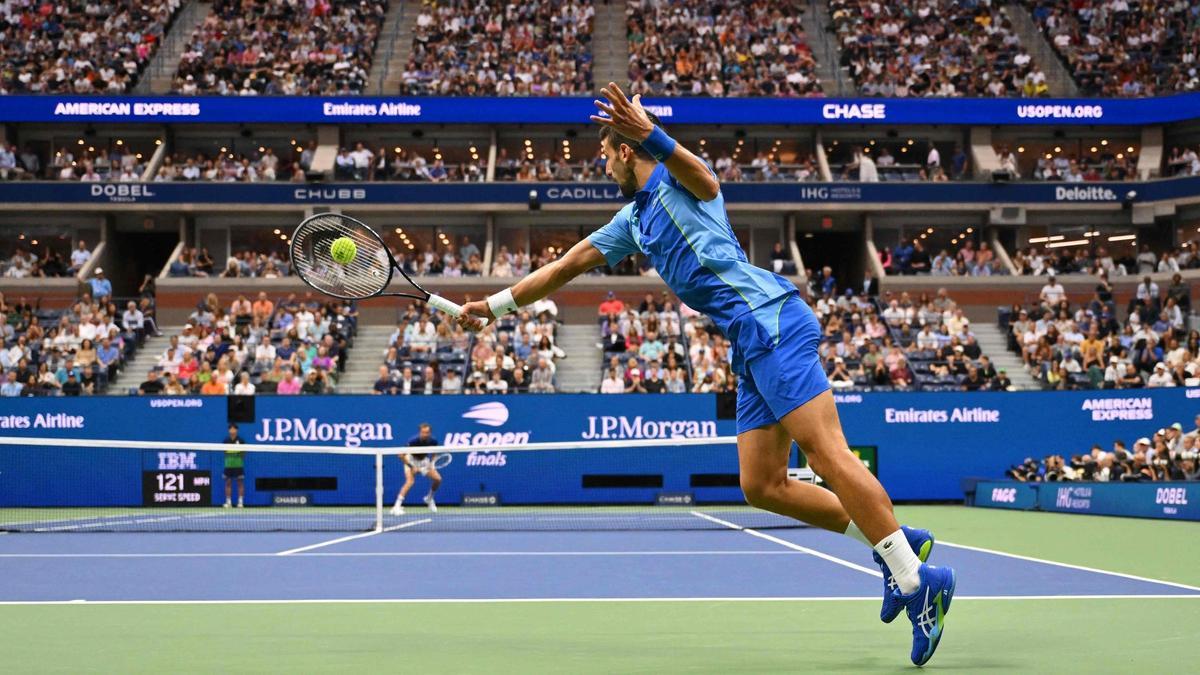 Djokovic devuelve un resto de revés tras el saque de Medvedev en la final del US Open.