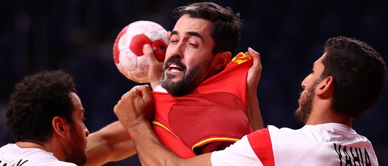 Raúl Entrerríos trata de superar a la defensa de Egipto