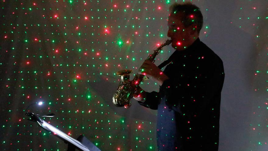 Barruso, tocando el saxo en vivo durante una clase. // Xoán Álvarez