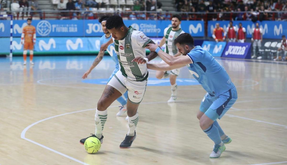 Kaué controla un balón.