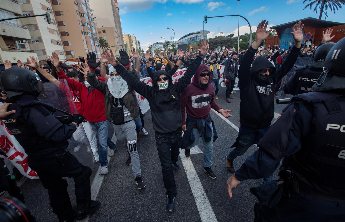 Seis agentes de la Policía Nacional han resultado heridos leves en la manifestación celebrada este martes en Cádiz en apoyo a los trabajadores del metal de la provincia, según ha informado la Subdelegación del Gobierno en Cádiz.