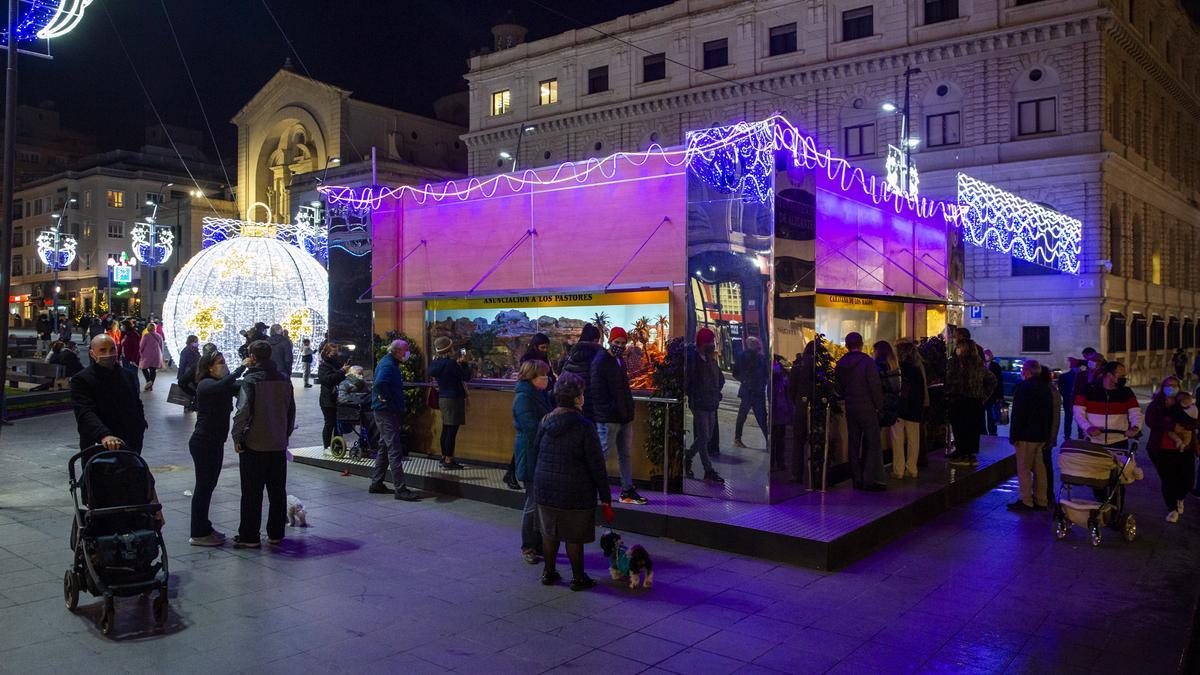 Belén y decorado navideño en la plaza de la Montañeta en Alicante.