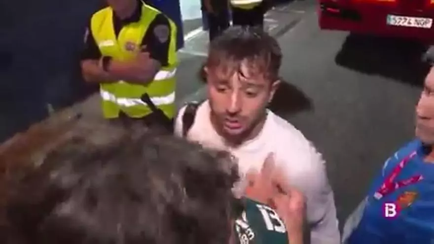 Maffeo habla con los aficionados con el Mallorca en descenso