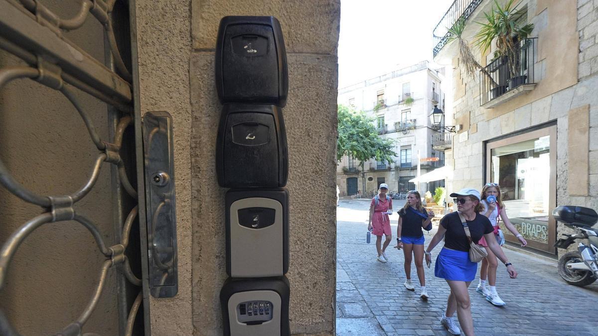 Caixes per guardar les claus de pisos turístics al Barri Vell de Girona