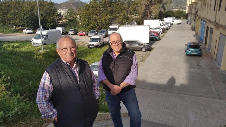 Los dirigentes vecinales Miguel Campos y Paco Nájera, esta semana en el descampado de la calle Moscatel, recogido como zona verde en el PGOU.