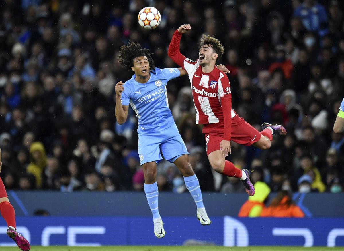 Manchester (United Kingdom), 05/04/2022.- Nathan Ake (L) of Manchester City in action against Antoine Griezmann (R) of Atletico Madrid during the UEFA Champions League quarter final, first leg soccer match between Manchester City and Atletico Madrid in Manchester, Britain, 05 April 2022. (Liga de Campeones, Reino Unido) EFE/EPA/PETER POWELL
